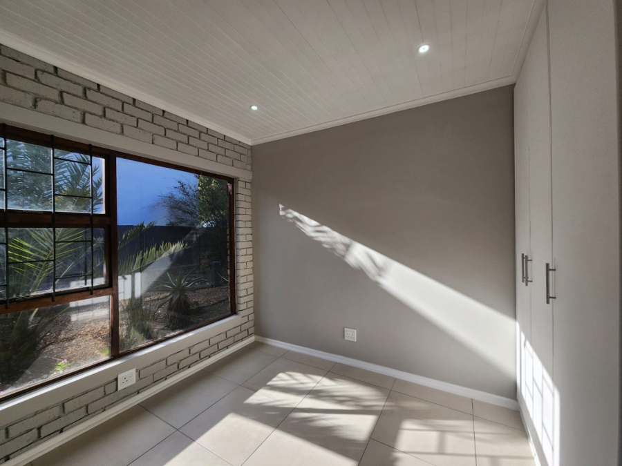 5 Bedroom Property for Sale in Loerie Park Western Cape